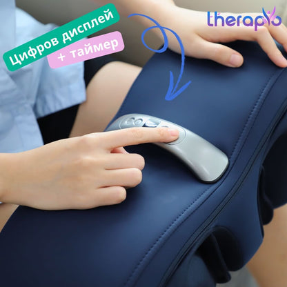 Жена използва масажора Therapio-723BG върху коленете си в домашна обстановка и наблюдава дисплея и натиска бутон