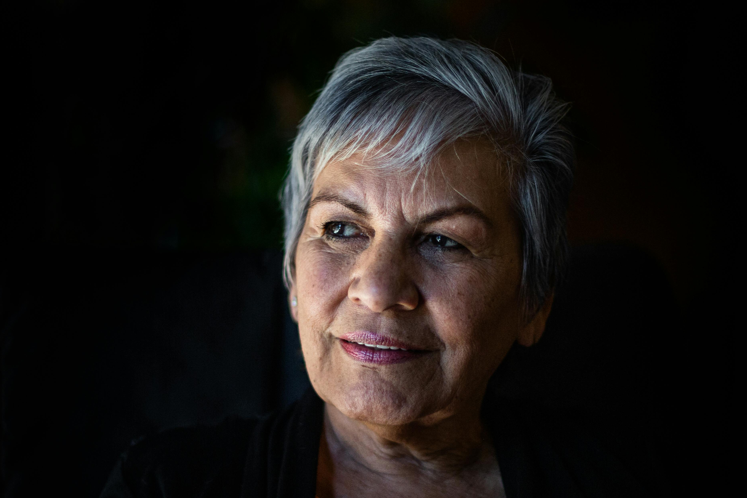 Снимка с жена над разказ за истинската история, която стои зад създаването на регистрираната тъговска марка Терапио. Бранд за висококачествени масажори за колене, крака, ръце, врат и др.